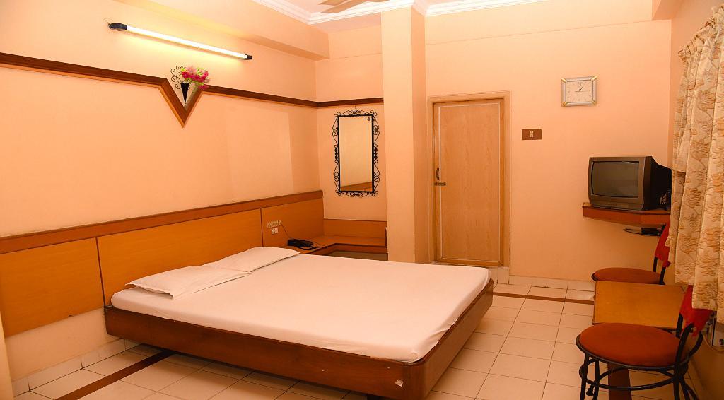 Hotel Vishnu Residency Визакхапатнам Екстериор снимка